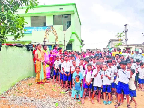 స్కూలుకు తాళం 