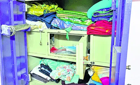 నగలు, నగదు చోరీపై ఫిర్యాదు