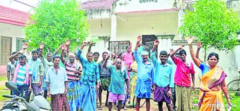 యూరియా కోసం నిరసన 