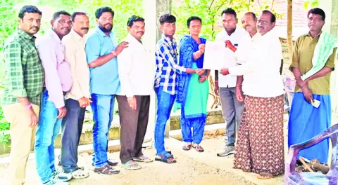 ఉద్యోగి కుటుంబానికి బాసట