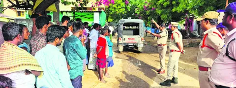 ఇరువర్గాలపై కేసు నమోదు 