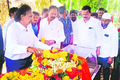 ఆర్మీజవాన్‌ పార్థివదేహానికి నివాళులర్పించిన డాక్టర్‌ గణ