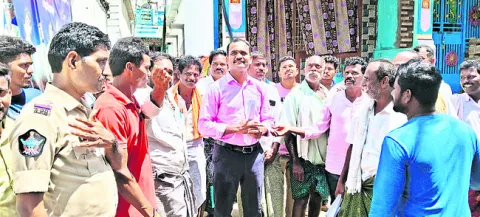 సమస్యలు తీర్చే వరకు గ్రామాన్ని వీడేది లేదు 