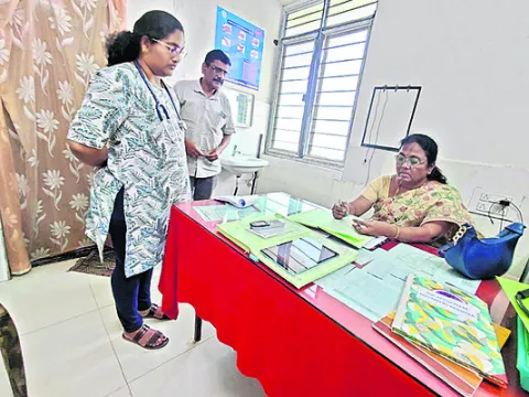 రేగుపాలెం పీహెచ్‌సీలో డీఎంహెచ్‌వో తనిఖీ 