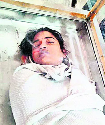 ఆత్మహత్యాయత్నం చేసిన వివాహిత మృతి 