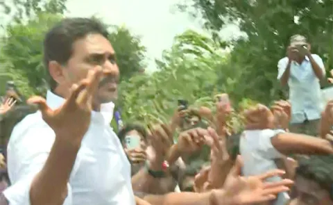 SP Manikanta Over At YS Jagan Convoy In Bangarupalyam2