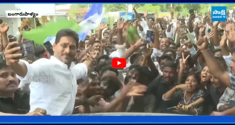 YS Jagan Visited Mango Farmers In Bangarupalyam Market Yard and Taken Selfies 1