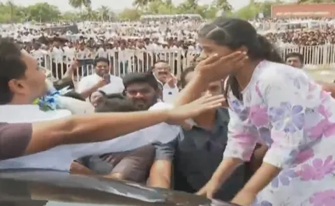 Kid Shailusha happy On Meets YS jagan