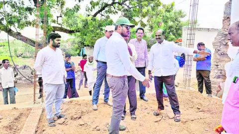 ఇందిరమ్మ ఇళ్ల పనుల్లో వేగం పెంచండి