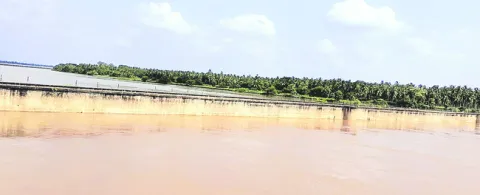 నెమ్మదిగా తగ్గుతున్న వరద