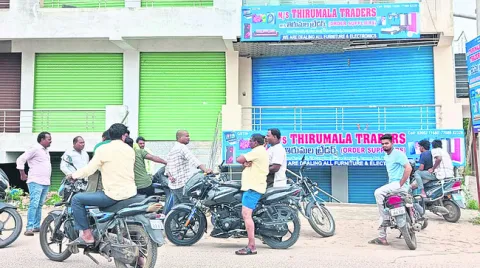 ఆర్మూర్‌లో బోర్డు తిప్పేసిన తిరుమల ట్రేడర్స్‌