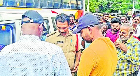 నకిలీ ఏటీఎం కార్డులిచ్చి.. 
