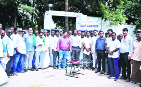 ఎరువుల పిచికారీ డ్రోన్‌ ప్రారంభం 
