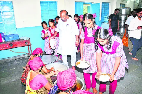 ఏకాగ్రతతో చదివి ఉత్తమ ఫలితాలు సాధించాలి