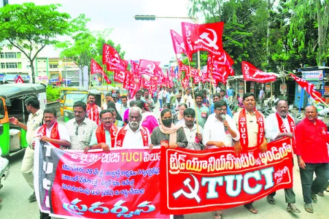 వేతనాలు పెంచాలి.. పర్మనెంట్‌ చేయాలి
