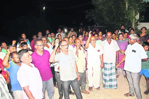 మౌలిక సదుపాయాలు కల్పించాలని ఆందోళన 