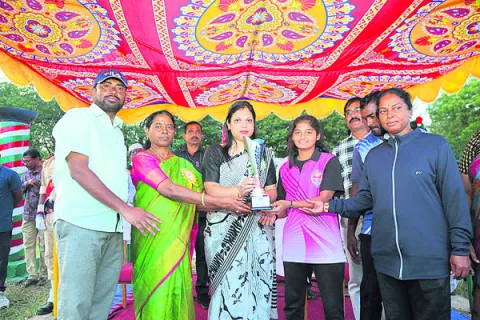 ఉన్నత లక్ష్యాలు ఏర్పర్చుకోవాలి