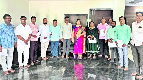 జెడ్పీలో పలువురికి పదోన్నతులు 