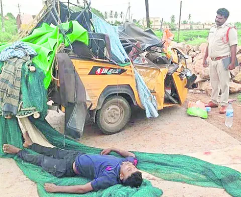ఆటో, వ్యాన్‌ ఢీకొని కూలీ మృతి 
