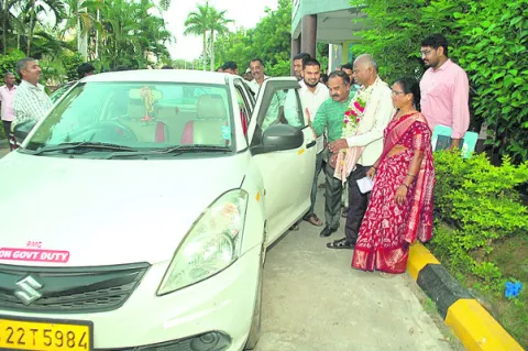 కుటుంబం కోసం శ్రమించినవారిని గౌరవించాలి