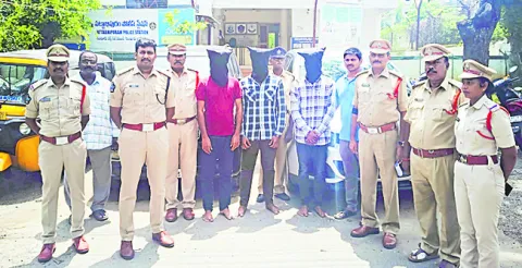 అంతర్‌ జిల్లాల దొంగలు అరెస్ట్‌ 