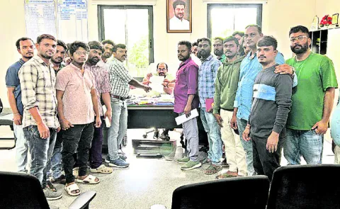 ట్రైనీ సర్వేయర్లకు న్యాయం చేయాలి