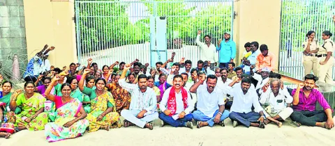 పెండింగ్‌ వేతనాలు చెల్లించాలి