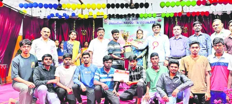 విద్యార్థి దశ నుంచే క్రీడాసక్తి పెంచుకోవాలి