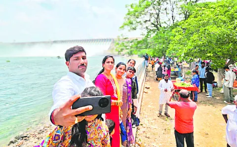  సాగర్‌ చెంత సందర్శకుల సందడి 