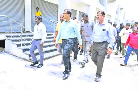 ఇందూరులో కలెక్టర్‌ సుడిగాలి పర్యటన