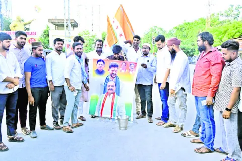 సీఎం చిత్రపటానికి క్షీరాభిషేకం 