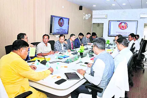 పాత దేవాలయాలపై దృష్టి: న్యాయ శాఖ మంత్రి