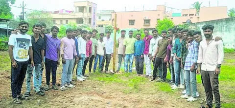 కొబ్బరితో విగ్రహం ఏర్పాటుకు సన్నాహాలు