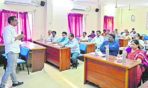పంచాయతీ ఎన్నికల  నిర్వహణపై అవగాహన 