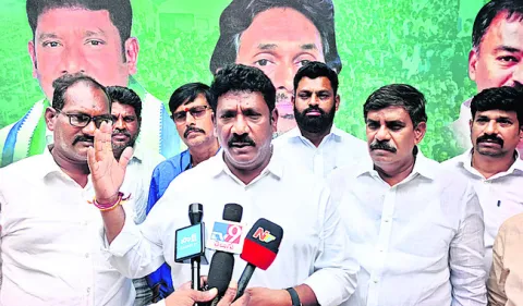 కల్లబొల్లి మాటలు మాని రైతులను ఆదుకోండి 