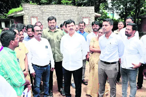 అన్ని సౌకర్యాలతో కార్యాలయాల సముదాయం