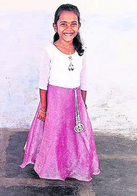 ఆటో కింద పడి చిన్నారి మృతి 