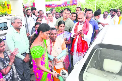 మహిళలు ఆర్థికంగా ఎదగాలి