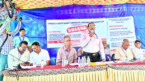 పెన్షనర్ల సమస్యలను పరిష్కరించాలి 
