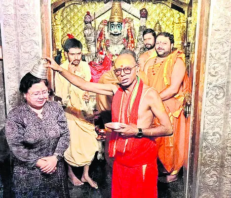 మల్లన్నను దర్శించుకున్న పోలీస్‌ అకాడమీ డైరెక్టర్‌ అభిలా