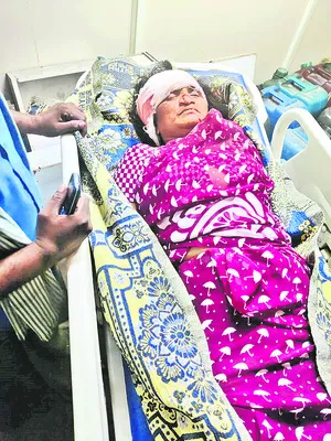 భార్యపై కత్తితో దాడి చేసిన భర్త 
