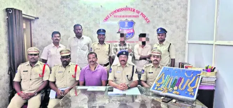 చోరీకి పాల్పడిన ముగ్గురి నిందితుల అరెస్ట్‌ 