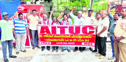 మున్సిపల్‌ సిబ్బంది టూల్స్‌ డౌన్‌ 