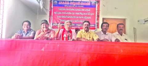 ఆర్టీసీ స్థలాన్ని లూలూ షాపింగ్‌ మాల్‌కు ఇవ్వడం తగదు 
