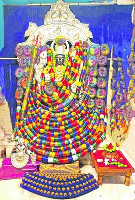 ●  లక్షణంగా      అలంకరణ