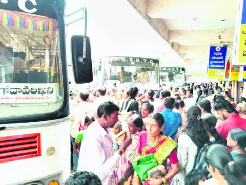 బస్టాండ్లలో పండుగ రద్దీ  