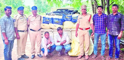 నిషేధిత గుట్కా పట్టివేత 