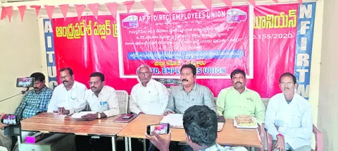 లులు సంస్థతో లాలూచీలు ఆపండి 