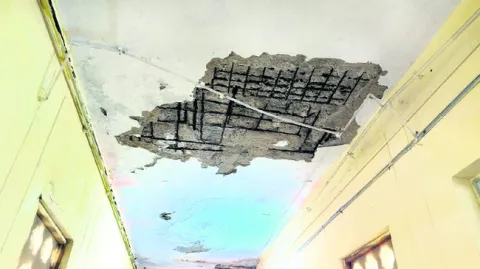 ఆసుపత్రిలో పెచ్చులు ఊడిపడుతున్న శ్లాబ్‌ 