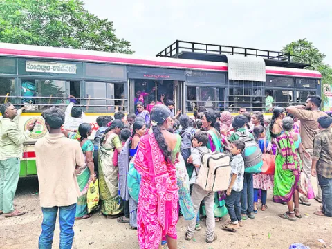 బస్టాండ్లలో రాఖీ రద్దీ